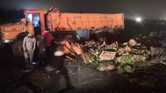 رهاسازی 5 مصدوم در حادثه تصادف یک کامیون با خودرو سواری در نیشابور